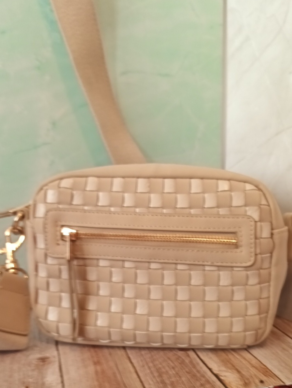Universal Threads Woven Cream Crossbody Bag with Gold Hardware